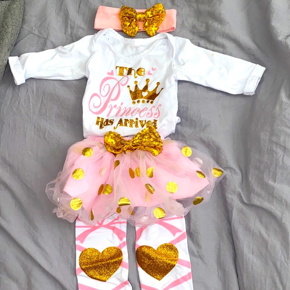 Custom “Princess has arrived” baby girl tutu set with headband and leggings.